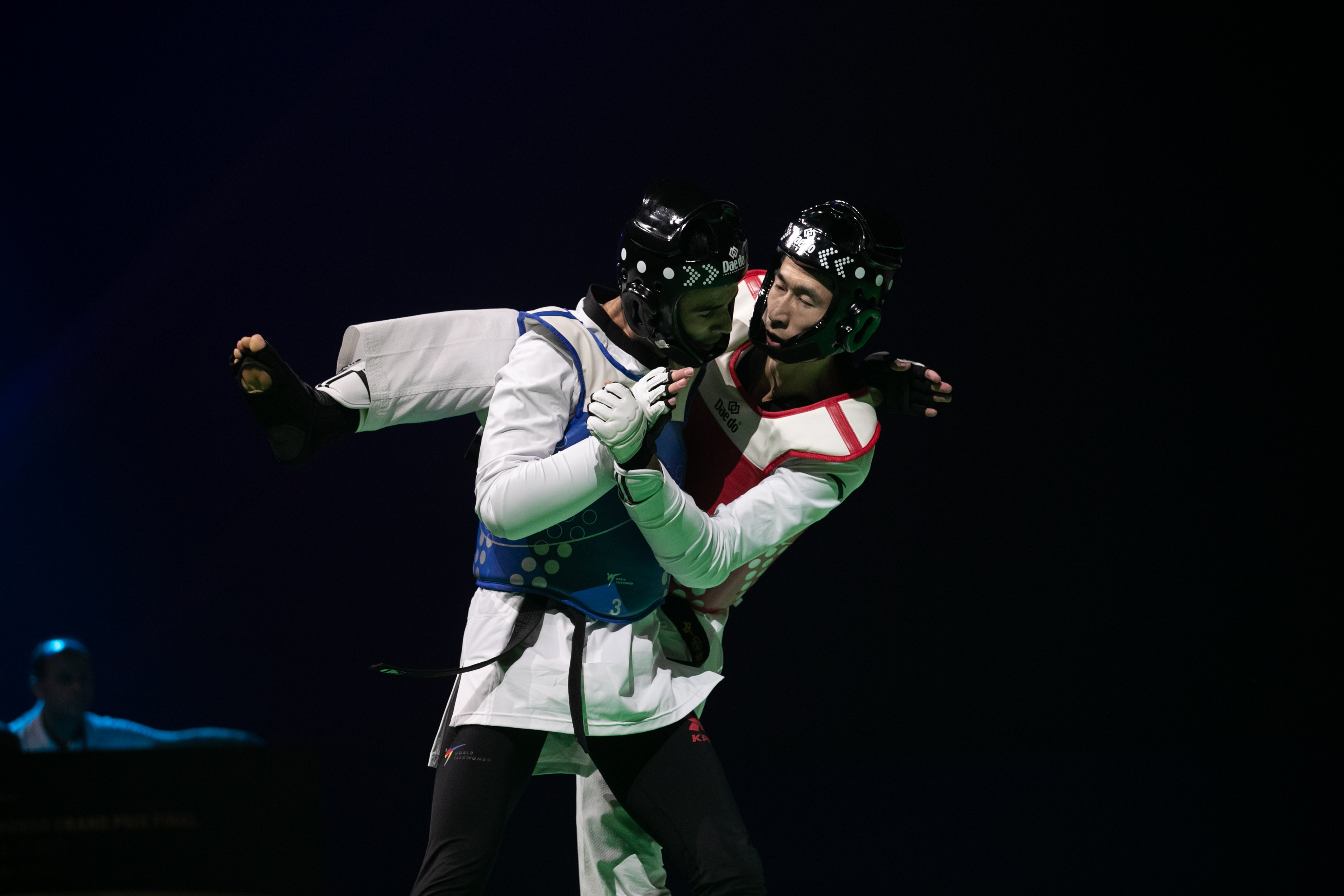 包含跆拳道黑带大赢特大奖，小组头名确定的词条